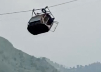 Pakistan'da yedi çocuk uçurumun üstündeki teleferikte mahsur kaldı