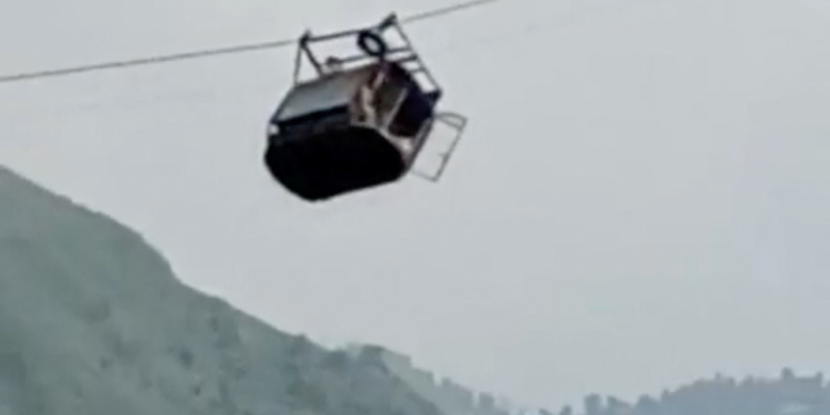 Pakistan'da yedi çocuk uçurumun üstündeki teleferikte mahsur kaldı