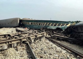 Pakistan’da yolcu treni raydan çıktı: 22 ölü