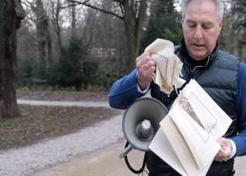 Pegida'nın Hollanda lideri, Lahey Büyükelçiliği önünde Kuran yırttı