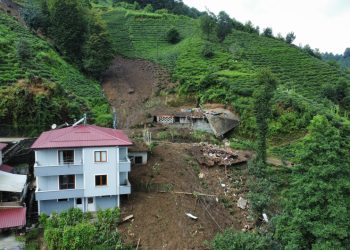 Rize'de heyelan: 11 ev tahliye edildi