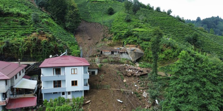 Rize'de heyelan: 11 ev tahliye edildi