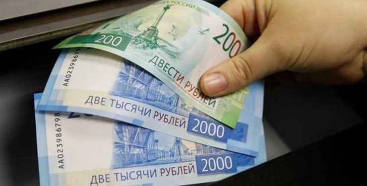 Ruble dolar karşısında bir yılda eridi