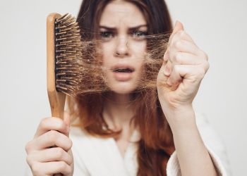 Saç dökülmesine kalıcı çözüm arayanlar saç ekimi merkezlerinin kapısını çalıyor