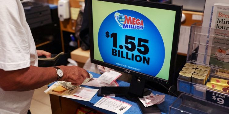 Sadece 2 dolarlık bilet aldı: ABD'de bir kişi loto oyunundan 1,58 milyar dolar kazandı