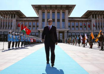 Saray, harcamaya doymadı: Yasayı da deldi