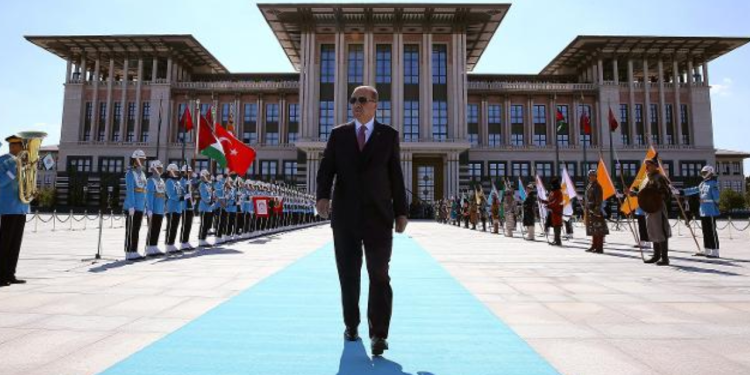 Saray, harcamaya doymadı: Yasayı da deldi