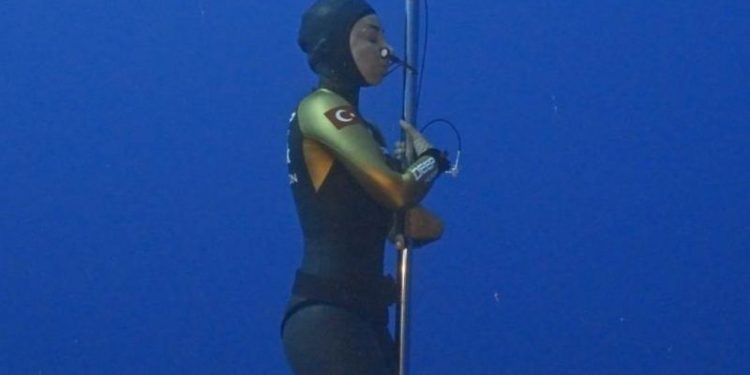 Serbest dalış: İnsanlar tek nefeste daha ne kadar derine inebilir?