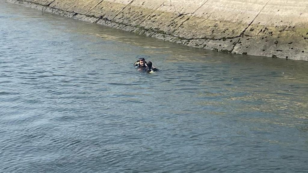 Serinlemek için sulama kanalına giren üç gençten biri öldü