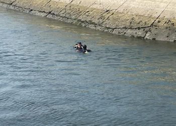 Serinlemek için sulama kanalına giren üç gençten biri öldü