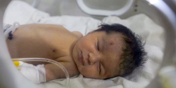 Suriye'de enkaz altında doğan bebek altı ay sonra görüntülendi: Amcası evlat edinmişti