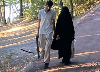 Tabiat Parkı’nda silahla dolaşan çift tedirgin etti; Kaymakamlık ‘oyuncak silah’ dedi