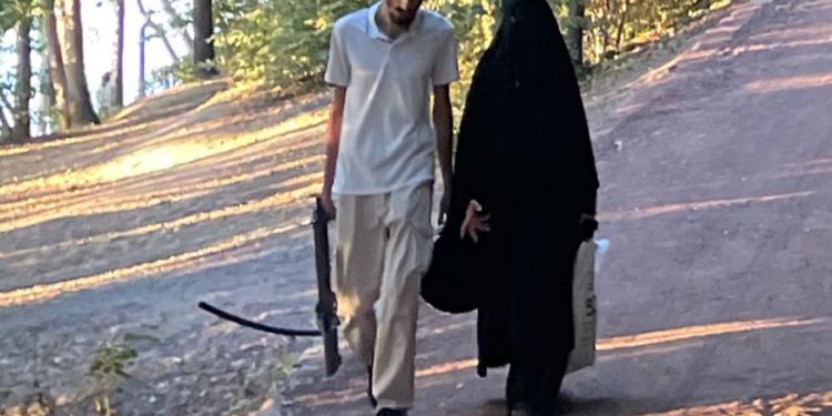Tabiat Parkı’nda silahla dolaşan çift tedirgin etti; Kaymakamlık ‘oyuncak silah’ dedi