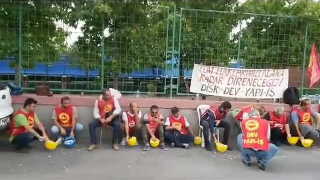 Tanzanya'daki Demiryolu inşaatında çalışırken işten çıkarılan işçiler İstanbul'da eylemde