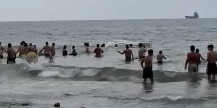 Tekne alabora oldu! 6 kişilik aile ölümden döndü