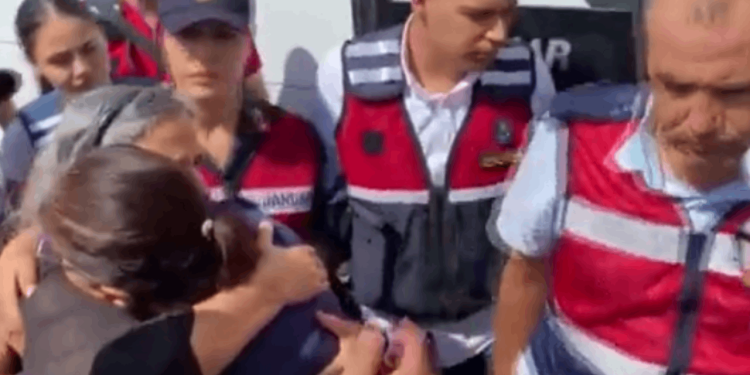 Tutuklu bulunan Gültan Kışanak ablasının cenaze törenine götürüldü