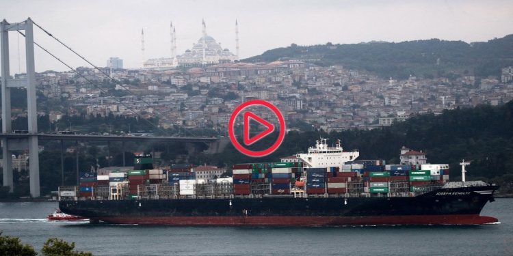 Ukrayna'nın yeni koridorunu kullanan ilk gemi İstanbul'dan geçti