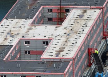 Ülkede bir ilk: İngiltere'de ilk mülteci grubu, tartışmalı dev gemiye yerleştirildi