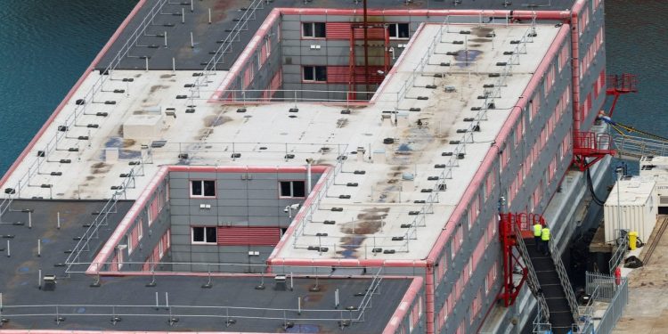 Ülkede bir ilk: İngiltere'de ilk mülteci grubu, tartışmalı dev gemiye yerleştirildi