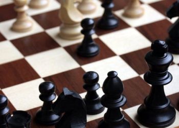 Uluslararası Satranç Federasyonu, kadın turnuvalarında trans kadınların yarışmasını geçici olarak yasakladı