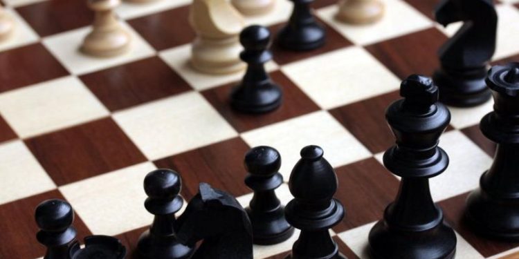 Uluslararası Satranç Federasyonu, kadın turnuvalarında trans kadınların yarışmasını geçici olarak yasakladı