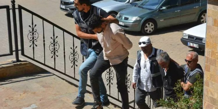 Vahşet: Birlikte yaşadığı kadının parmaklarını satırla kopardı