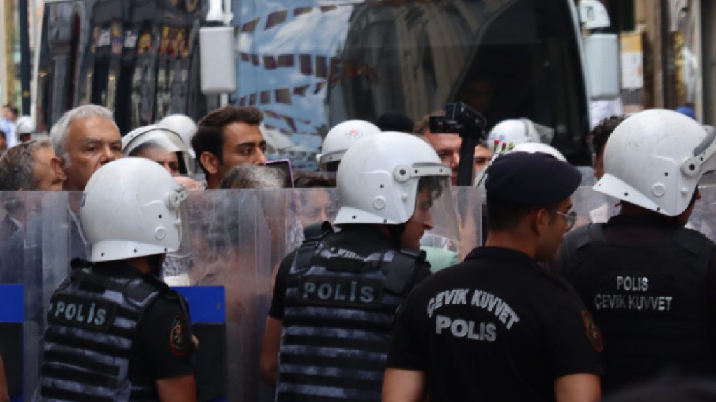 Valinin hedefinde de Cumartesi Anneleri/İnsanları var: AYM kararını çiğneyen polislerin soruşturulmasına izin verilmedi