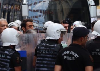 Valinin hedefinde de Cumartesi Anneleri/İnsanları var: AYM kararını çiğneyen polislerin soruşturulmasına izin verilmedi