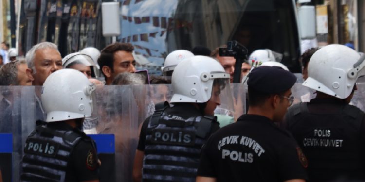 Valinin hedefinde de Cumartesi Anneleri/İnsanları var: AYM kararını çiğneyen polislerin soruşturulmasına izin verilmedi