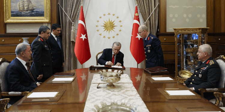 YAŞ öncesi Yeni Şafak'tan dikkat çeken çağrı: Asker ve bürokratlar hakkındaki istihbarat notları silinsin