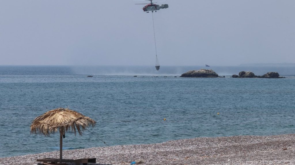 Yunanistan, Rodos'u yangın nedeniyle terk eden turistlere bir hafta ücretsiz tatil verecek