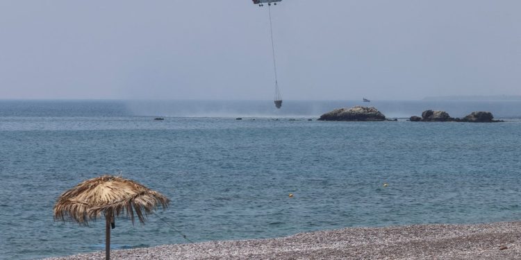 Yunanistan, Rodos'u yangın nedeniyle terk eden turistlere bir hafta ücretsiz tatil verecek