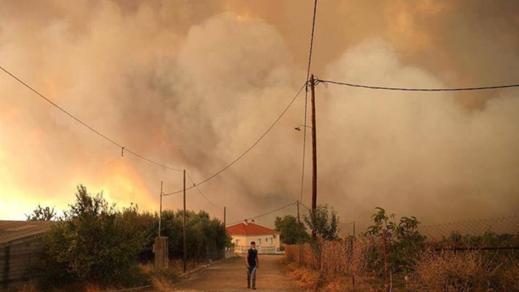 Yunanistan'da yangınların 8'inci gününde tahliyeler sürüyor