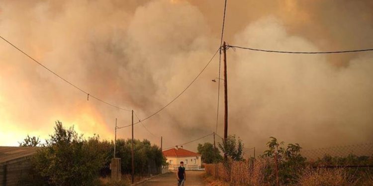 Yunanistan'da yangınların 8'inci gününde tahliyeler sürüyor