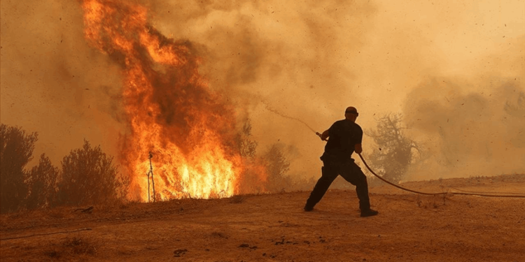 Yunanistan'daki yangınlar AB'de kayıt altına alınanların en büyüğü