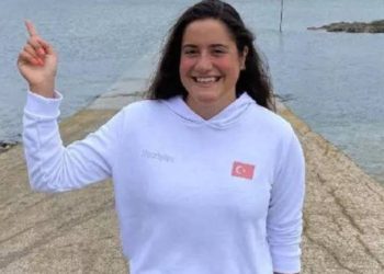 Yüzerken güzel anılarımı zihnimde tekrar canlandırıyorum