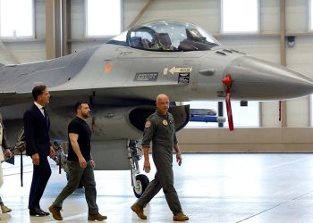 Zelenskiy Hollanda'da: Ana gündem F-16'lardı