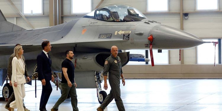 Zelenskiy Hollanda'da: Ana gündem F-16'lardı