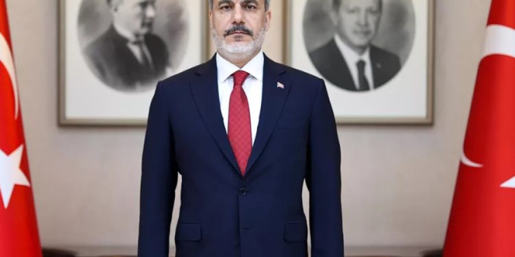 ‘Hakan Fidan Hariciye’yi istihbarat teşkilatına dönüştürüyor; bakanlığa giden gazeteciler köpeklere koklatılıyor’