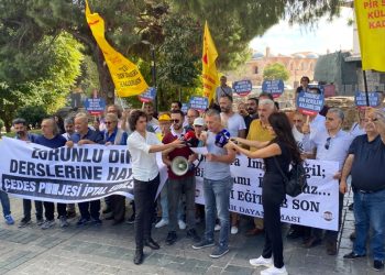 İstanbul’da okulların ilk günü “manevi danışman” protestosu