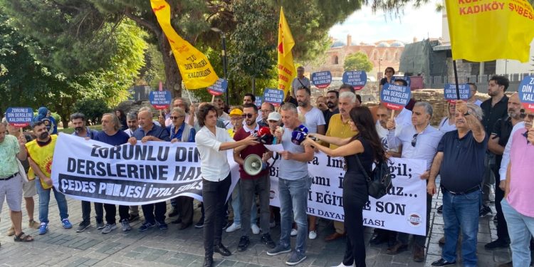 İstanbul’da okulların ilk günü “manevi danışman” protestosu