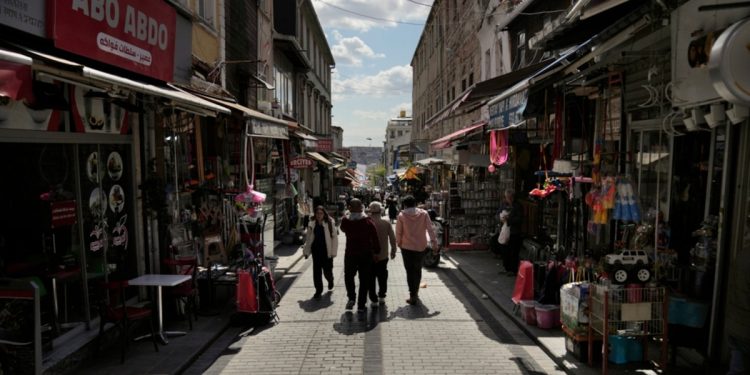İstanbul Valiliği’nin ikameti başka şehirde olan Suriyeli sığınmacılara verdiği süre yarın doluyor
