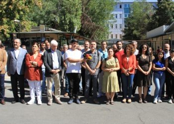 Gazeteciler adliye önünde: Gök’ü serbest bırakın