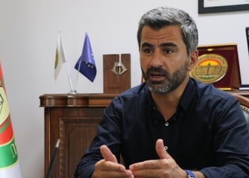 Baro başkanına hakaret edip, avukatı darp eden polise takipsizlik