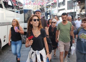 Ablukayı kıran Cumartesi Anneleri Galatasaray Meydanı’na karanfil bıraktı