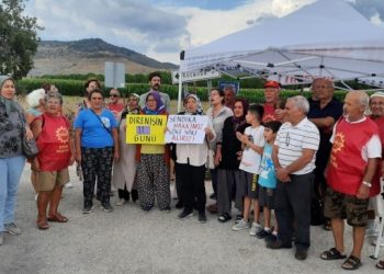 Agrobay işçileri sera önüne çadır kurdu