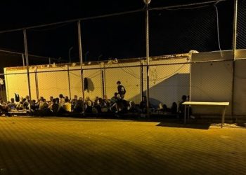 Basketbol sahasında tutulan mültecilerin yemek menüsü: Bisküvi