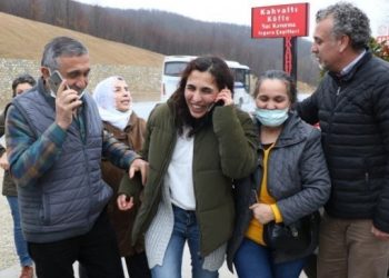 Polis, gözaltındaki kişiyi mizansen çekimle yakaladı!