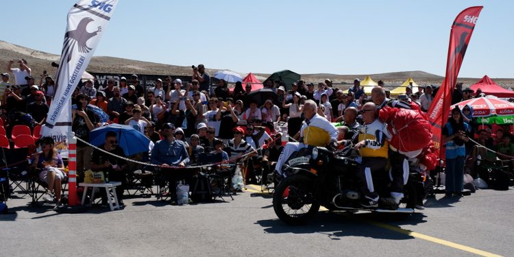 73’lük paraşütçüler, 40 yıl sonra takım sancağını gençlere devretti