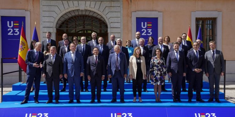 AB dışişleri bakanları aday ülkelerle 'genişlemeyi' görüşmek için toplantı çağrısında bulundu